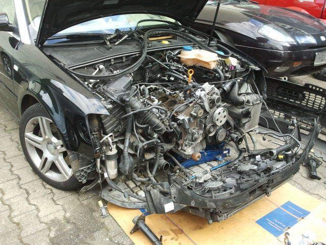 Motorraum bei einer Reparatur