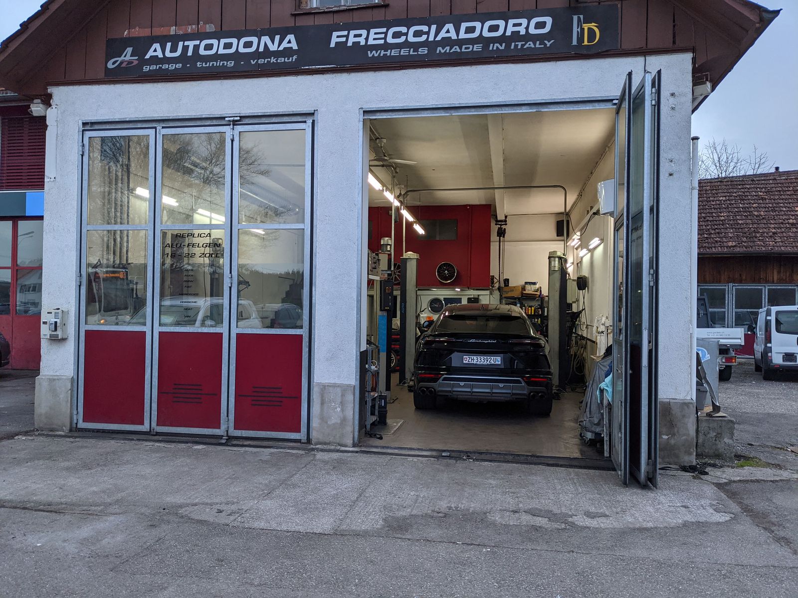 Werkstatteinfahrt der Garage AUTODONA
